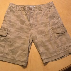 Men’s IZOD cargo shorts, light camo print
